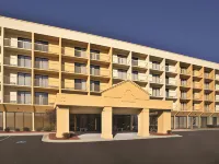 La Quinta Inn & Suites by Wyndham Kingsport TriCities Airpt Отели рядом с достопримечательностью «Putt-Putt Fun Center»