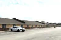 Super 8 by Wyndham Fort Scott Hotels near Fort Scott Community College