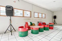 RedDoorz Plus Near Galaxy Mall Hotels in Tambaksari
