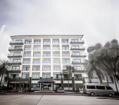Maneerote Hotel Hotels near Wat Chom Sutthawat