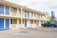 Motel 6 Klamath Falls, or Hotels in Altamont