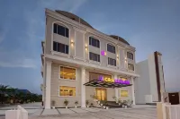 Click Collection Grand Gateway Varanasi Hotels in Kurhua