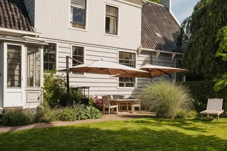 Inn on the Lake Отели в г. Монникендам