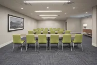 拉斯頓智選假日套房酒店