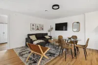 Modern Flat with Free Parking and High-Speed Wi-Fi - Stylish Urban Retreat