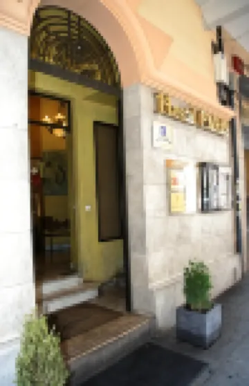 Hostal Paris Hotels near Casa - Museo de Colon