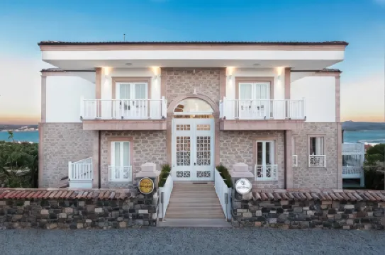 Cunda Pur Beyaz Hotel
