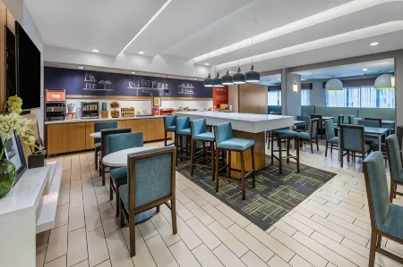 Hampton Inn Richmond-Midlothian Turnpike Отели рядом с достопримечательностью «Парк Роквуд»