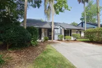 Home w/ a view to the green, 5-minutes to the beach,  pool access. Sleeps 5.