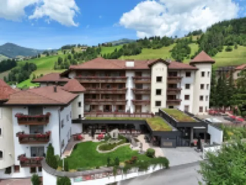 Almhof Hotel Call Hotels in Enneberg