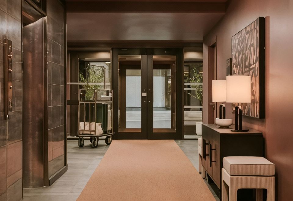 캐피털 힐 호텔 앤드 스위트의 모던한 객실 내부