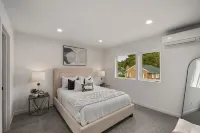 Luxurious Alki Beach Townhome: Steps to the Shore. Pet-Friendly! Hotels near Alki Point Lighthouse