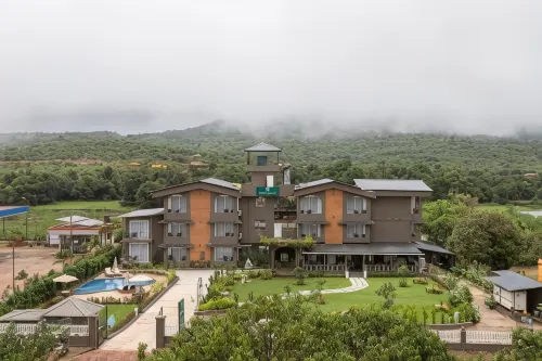 Stone Wood Hotel Amboli - parking