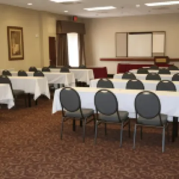 แฮมป์ตัน อินน์แอนด์สวีทส์ เชซาพีค - แบทเทิลฟิลด์บูเลอวาร์ด