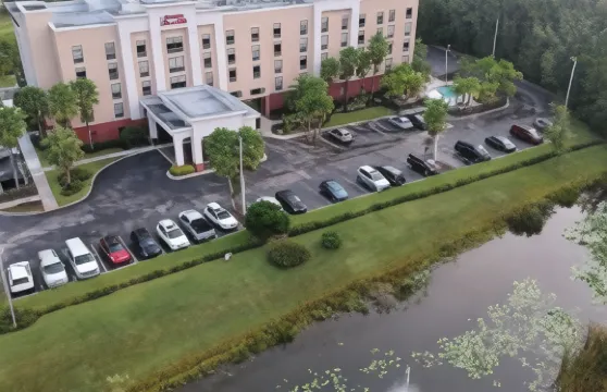 坦帕韋斯利查普爾歡朋套房酒店