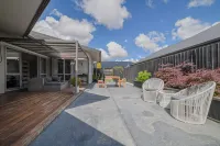 Modern Family Home with Outdoor Living in Wigram - ヴィラ