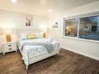 BRAND NEW, COVERED Heated Pool, Baja Ledge, Hot Tub, Large home PS5, WIFI, AC Hotels in Apollo Beach