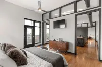 Modern Luxury West Des Moines Condo - Balkon