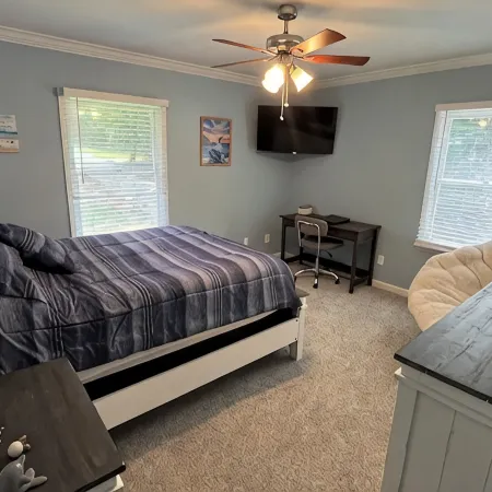 Spacious and quiet lakehouse with dock on Lake Hartwell