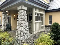 Cozy Village Townhome- Free Parking! - Hot Tub