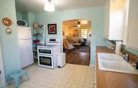 Orchard Cottage, Charming Vintage Cottage - 2-Star