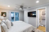 Golfers Green Retreat with 35' Heated Saltwater Pool & Tiki. Pet Friendly!
