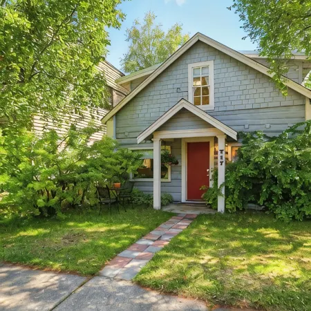 Coastal Cabin - Downtown Historical Log Home