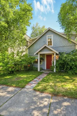 Coastal Cabin - Downtown Historical Log Home