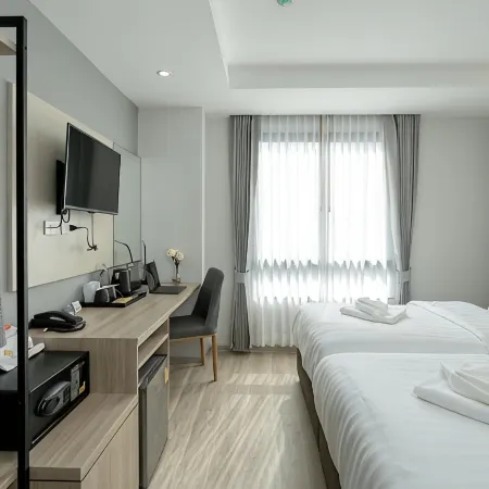 The Riski Hotel at Bangphlat Station Отели рядом с достопримечательностью «Пирс Kiak Kai»
