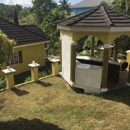Tropical Treasure: 4 BR Oasis in the Hills of JA Отели в г. Мандевилл