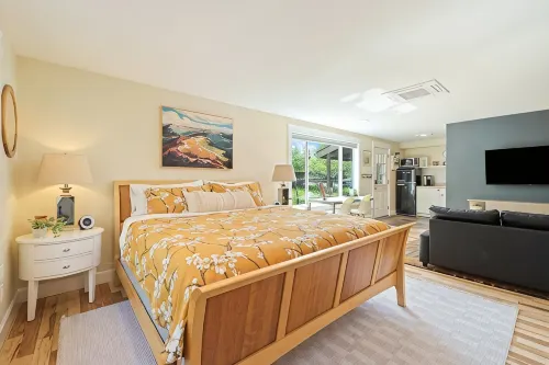 Hillside Haven: Tranquil NW Studio Near the River