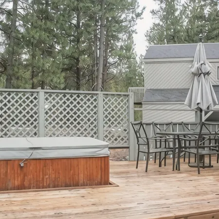 2 Bedroom Dog Friendly Cabin in Sunriver. 6 Sharc Passes Included.