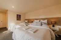 Eclipse Haven | 2BR + Hot Tub + Parking | Sleeps 5 - 2-Star