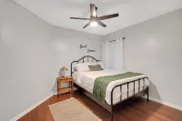 Charming 3-bedroom Pet Friendly house in tranquil Riverview - Homestays
