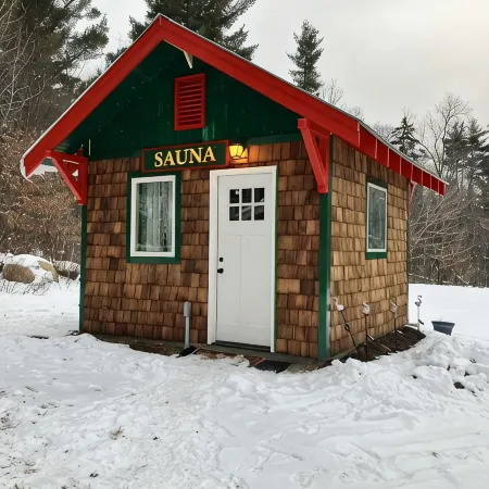 Beautiful cottage on scenic Adirondack hobby farm Отели в г. Джонсберг