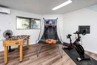 Spacious Mountain View Home - Pool, Spa, Game Room & Stunning Views [Sleeps 16] - 피트니스 시설