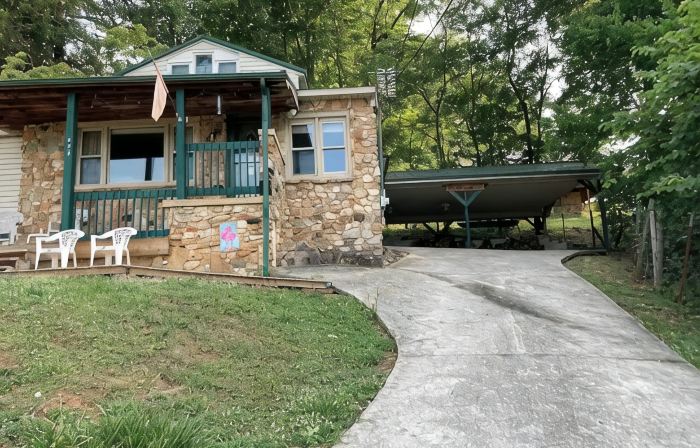 Charming house on deep water cove and amazing views