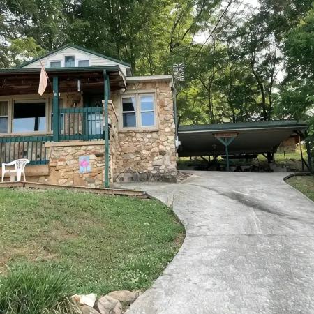 Charming house on deep water cove and amazing views