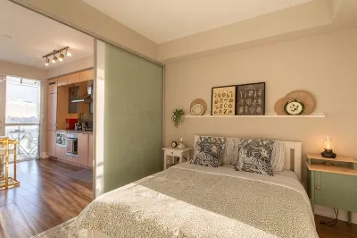 Stunning Skyline View Condo, Steps to CN Tower Hotels near The Grange