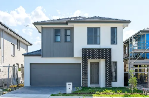 Spacious 5-bedroom building in brilliant Austral with AC