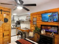 Howdy Darlin’ Cozy Studio, Pets Welcome, low cleaning fee - Condos