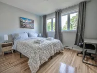 3BR 6Beds 5min Walk distance to Metro, Free Parking, next to Place Bell AC - 4-Star