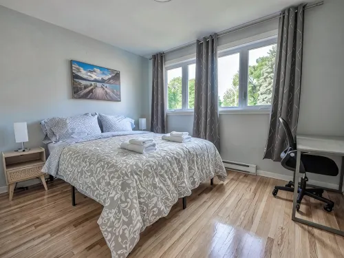 3BR 6Beds 5min Walk distance to Metro, Free Parking, next to Place Bell AC