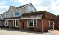 Twin Oaks Hotel