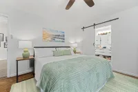 Experience Serenity on Broadway Lake in this beautiful 3 bedroom home - 4 ดาว