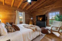 The Lodge / Hot Tub, Arcade, Firepit, Game room! - de charme