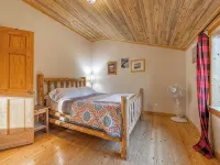 Glacier National Park-cozy, rustic home w/ hot tub, just 6 minutes to the park Hotels in Coram