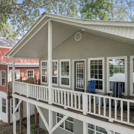 Charming 3-bedroom Tennessee River cabin with WiFi, AC & dock near Savannah, TN