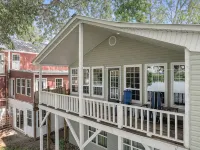 Charming 3-bedroom Tennessee River cabin with WiFi, AC & dock near Savannah, TN