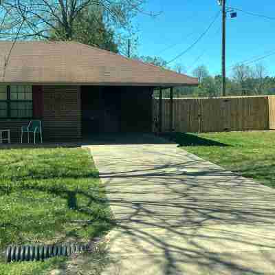 Spacious 4-bedroom house in Columbus with privacy fence situated in the county! Hotel Exterior